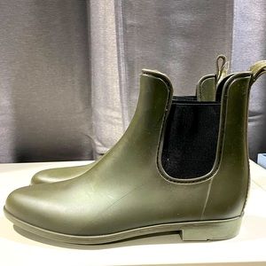 Women’s Size 12 wide Green Ankle Rubber Chelsea Boots